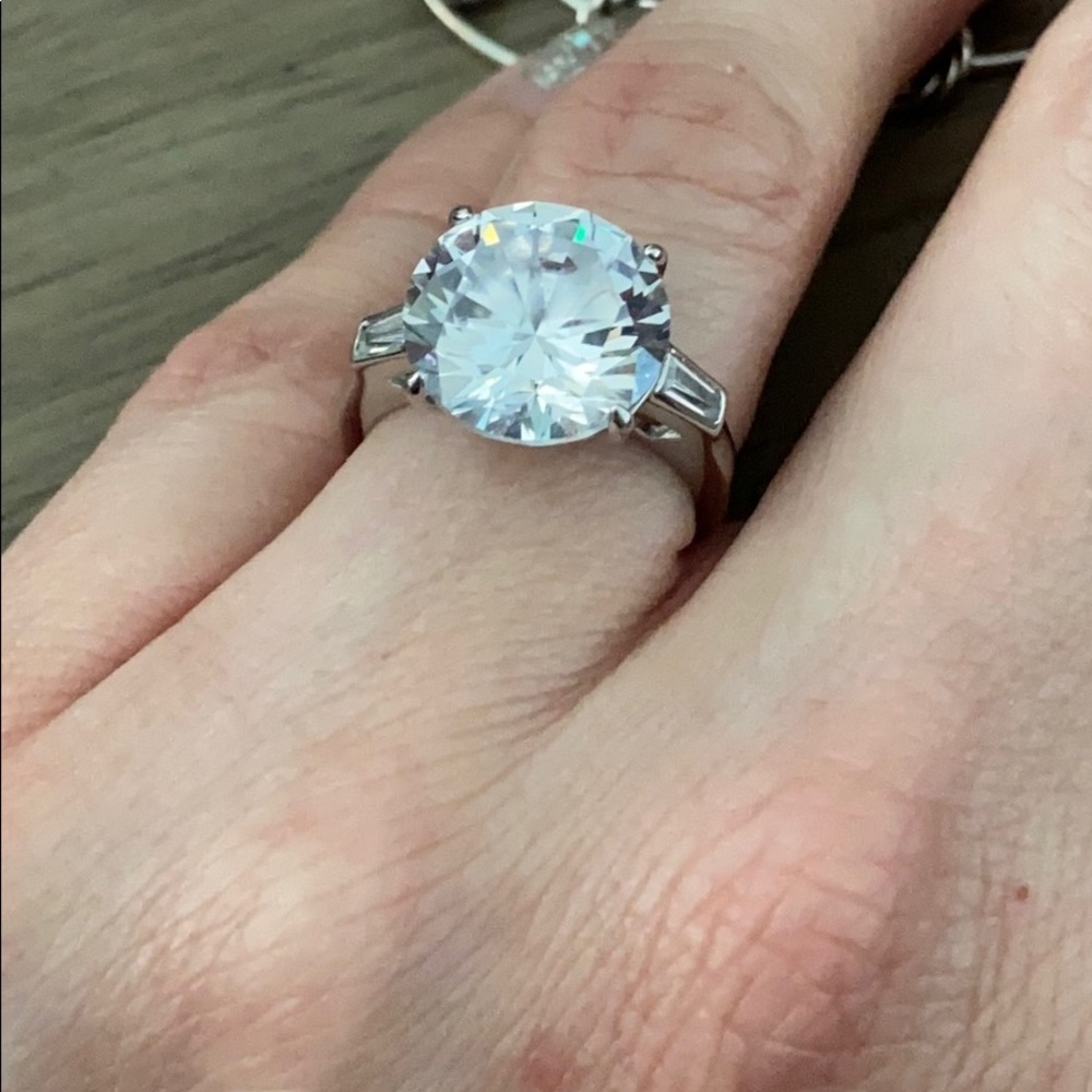 Size 5 ring - Picture 2 of 11